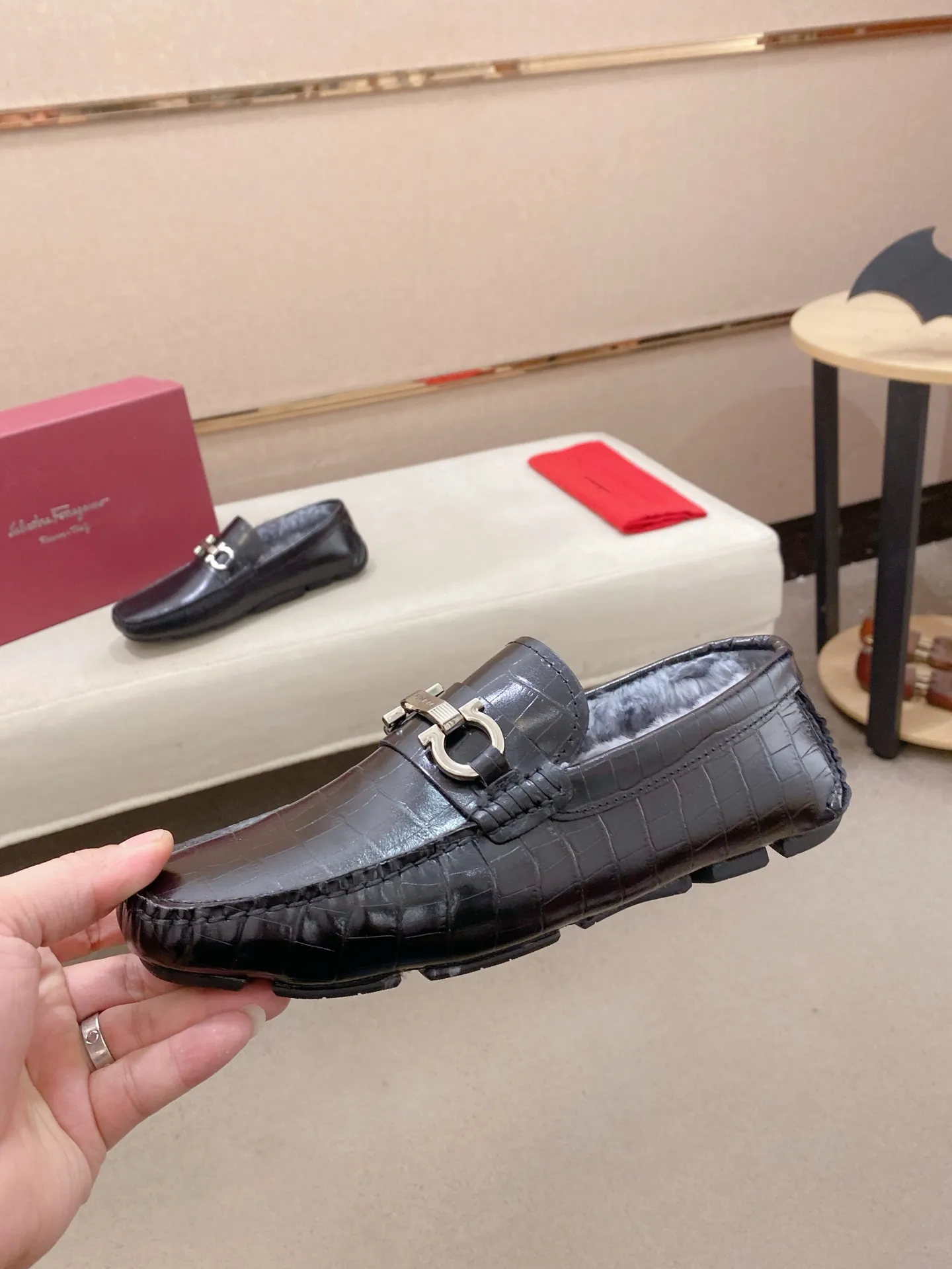 Factory price: 540💰High-end quality! Ferragamo🆕🆕Exclusive hot-selling products in stock🔥🔥New products on the shelves, high-quality Ferragamo men's pea shoes, high-end casual driving shoes, with complete packaging! 💪 💪 Material: imported first-layer cowhide 🐂 + imported high-quality wool lining + wear-resistant outsole 👍🏻👍🏻 Features: high-end and comfortable, purely handmade 🚀 🚀 Create the perfect shoes that suit you best 🔥 🔥 Size: (38-44) 45 standard size can be customized!